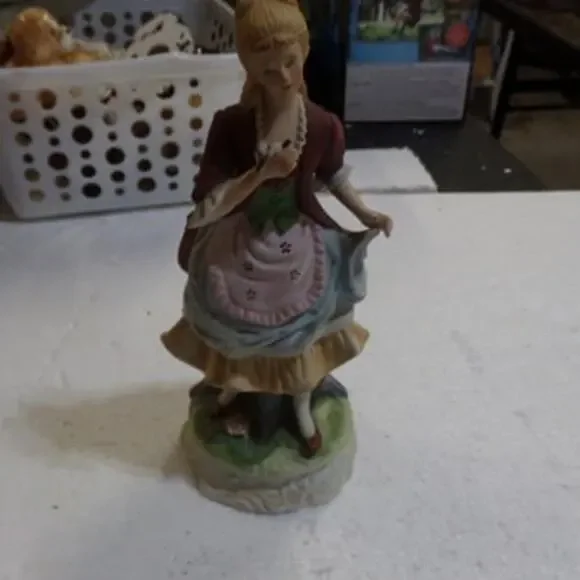 VINTAGE BISQUE PORCELAIN LADY FIGURINE - Picture 5 of 5